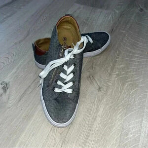 Twisted /sz 8 /sneakers gray